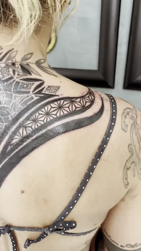 Ornamental em preto com mandala na nuca e no alto das costas