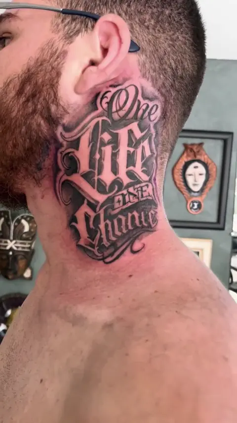Lettering One life one chance no pescoço